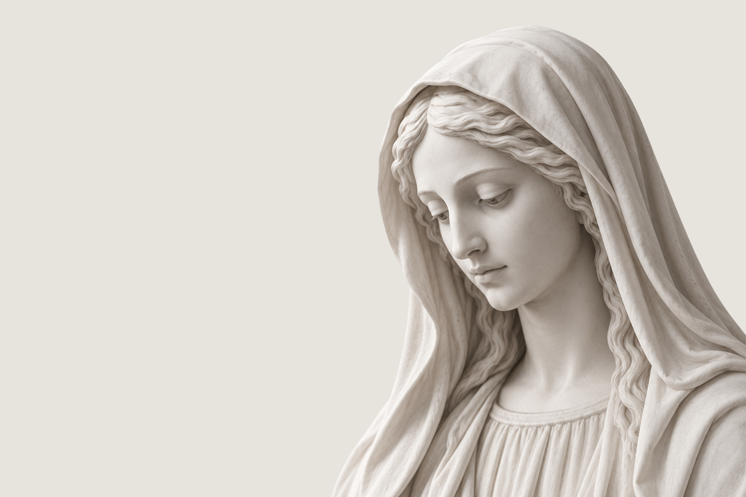 Escultura clara de Maria com véu e olhar recolhido